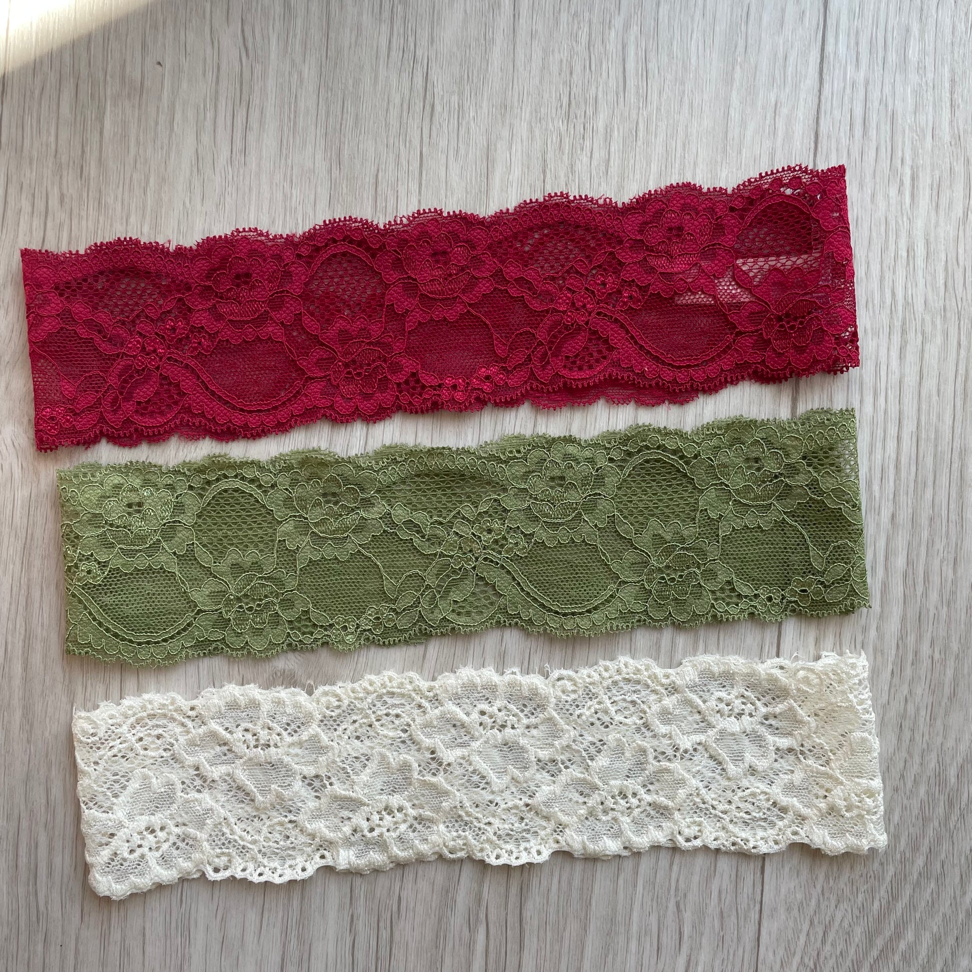 Trio de bandeaux en dentelle