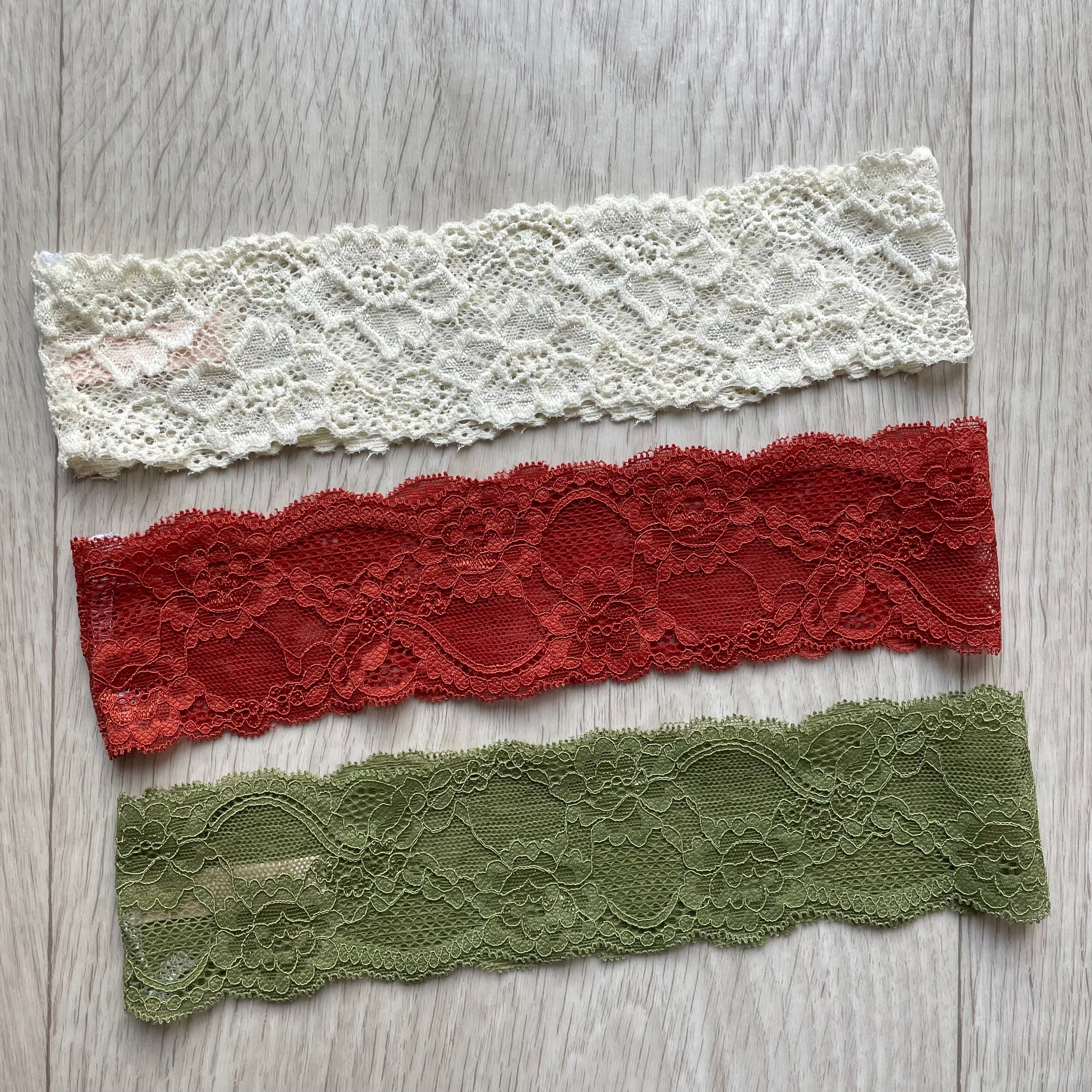Trio de bandeaux en dentelle