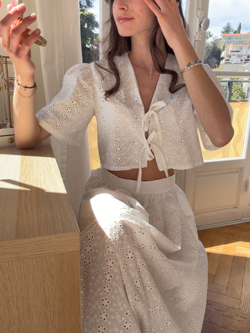Blouse nouée en broderie