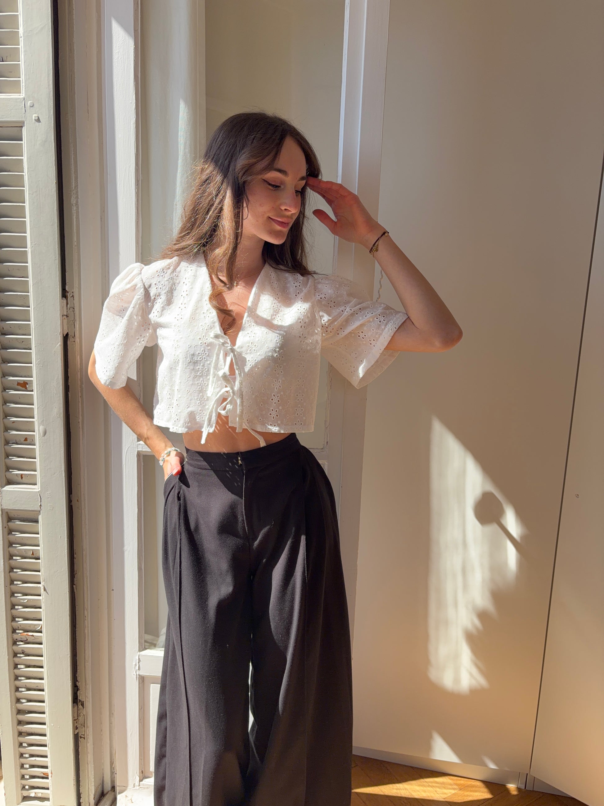 Blouse nouée en broderie