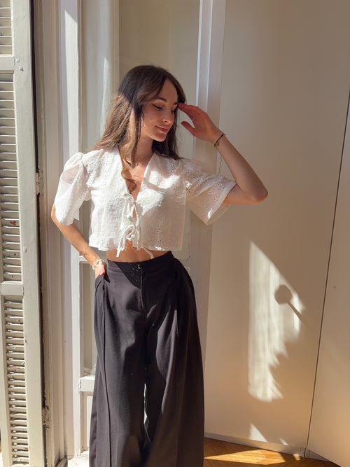Blouse nouée en broderie