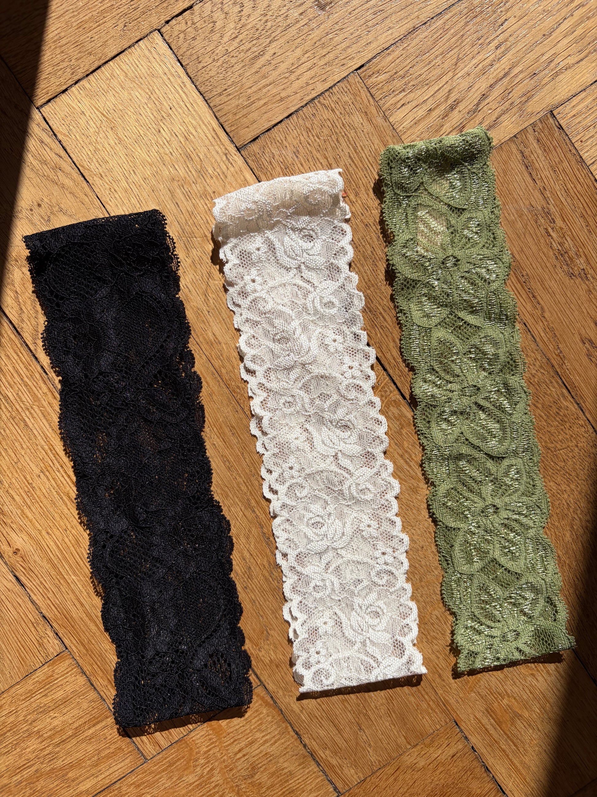 Trio de bandeaux en dentelle