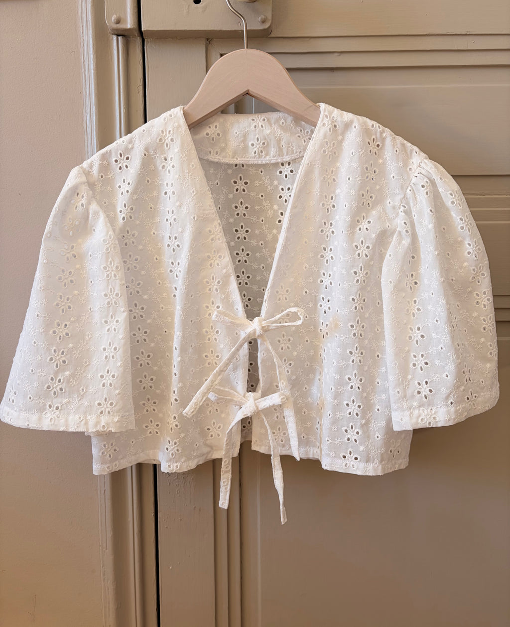 Blouse nouée en broderie