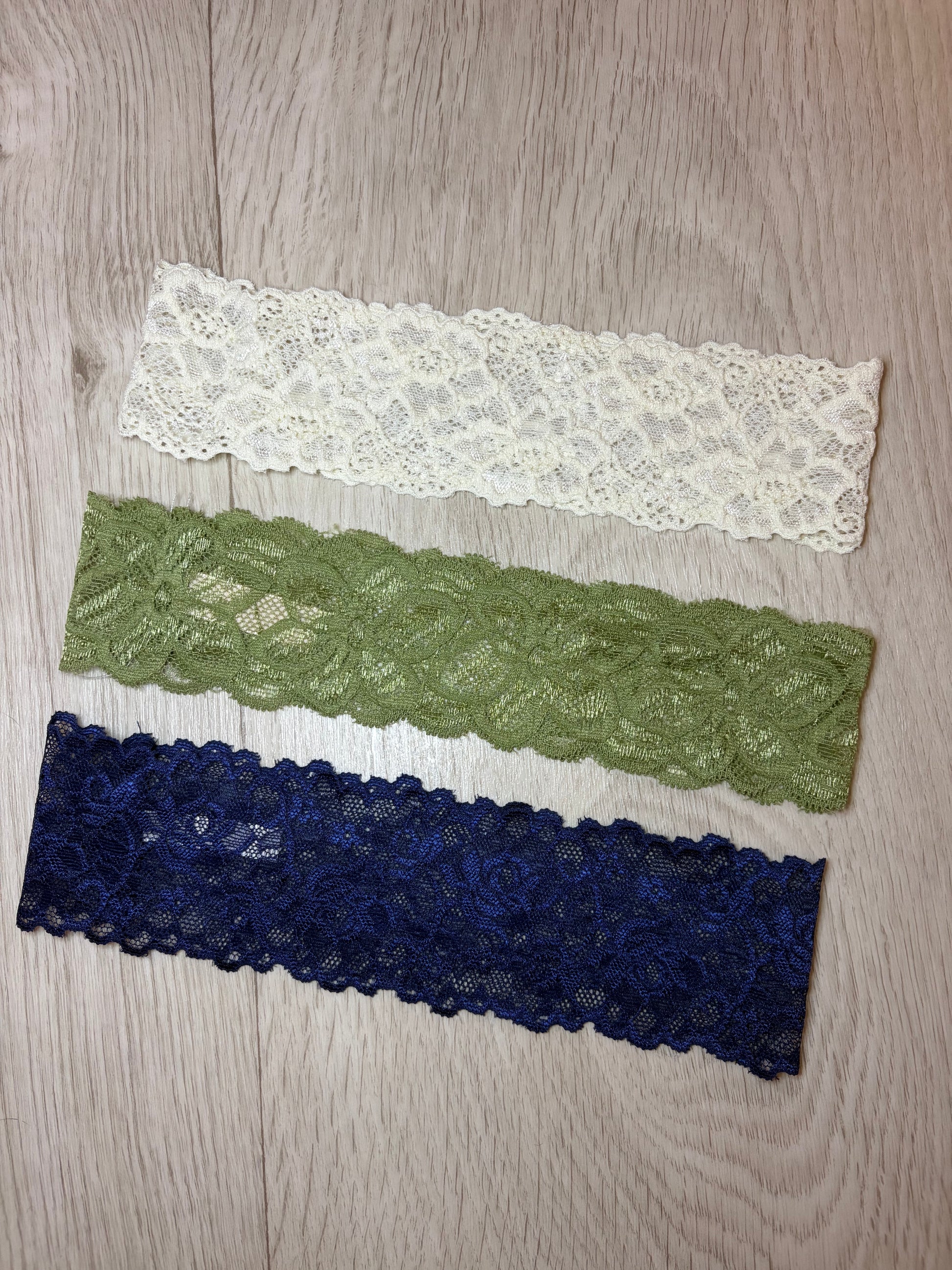 Trio de bandeaux en dentelle