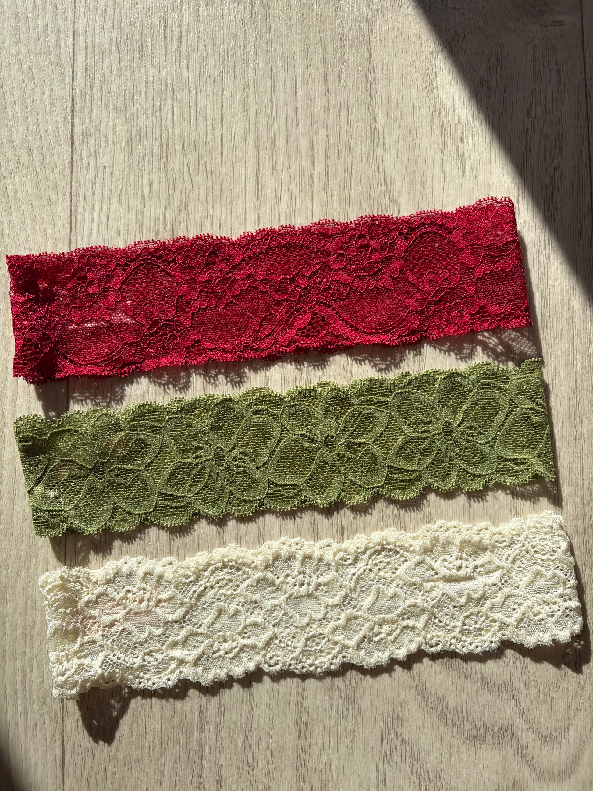 Trio de bandeaux en dentelle