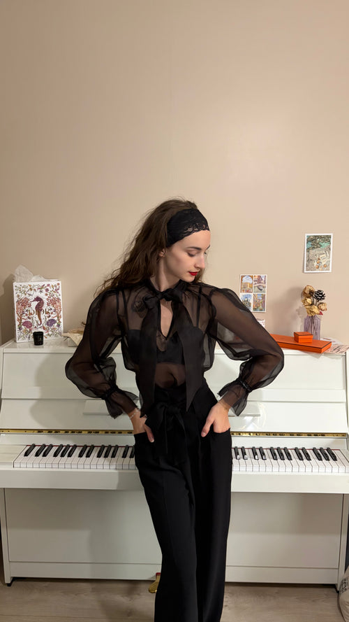 Blouse noire transparente en soie