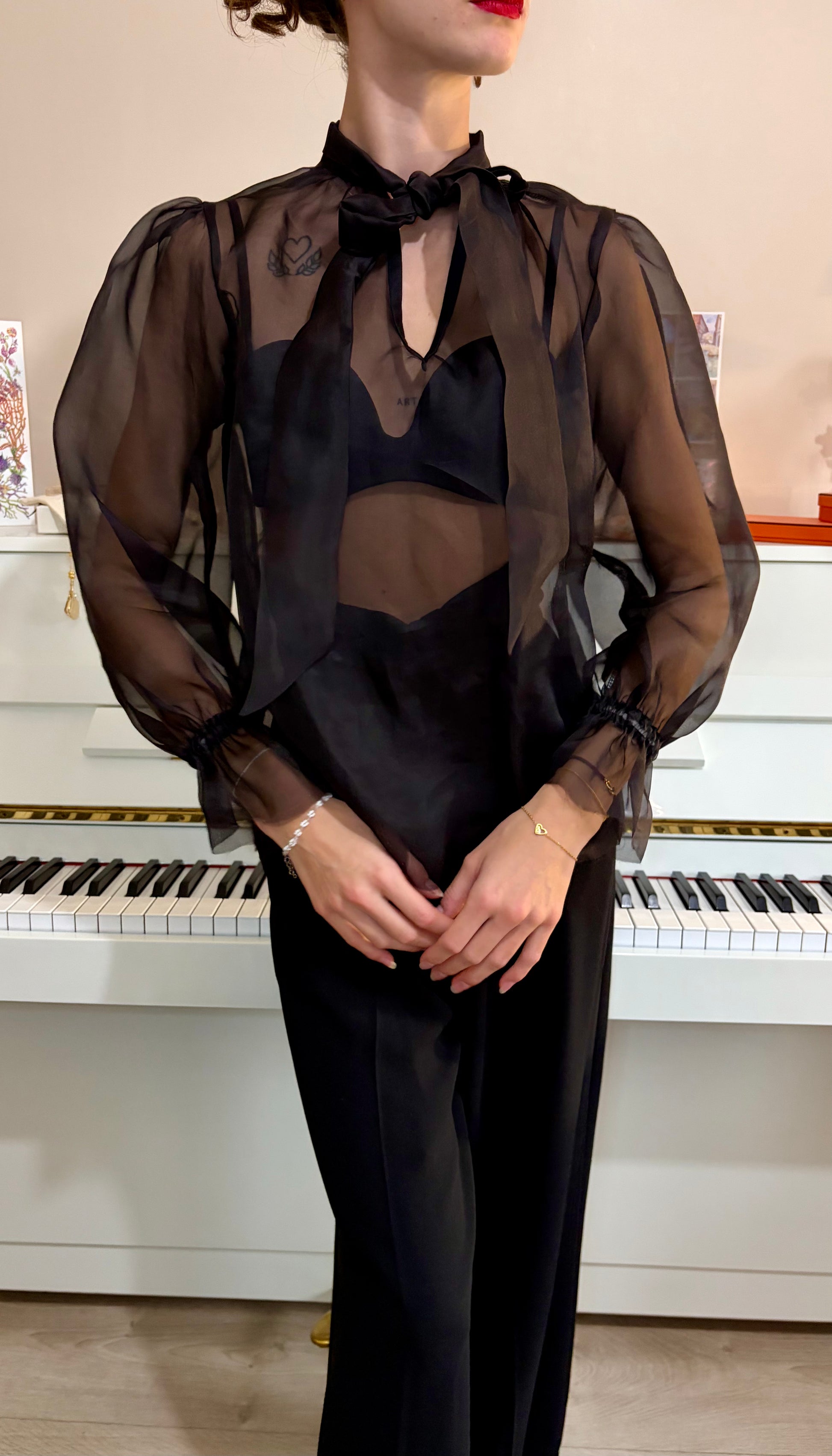 Blouse noire transparente en soie