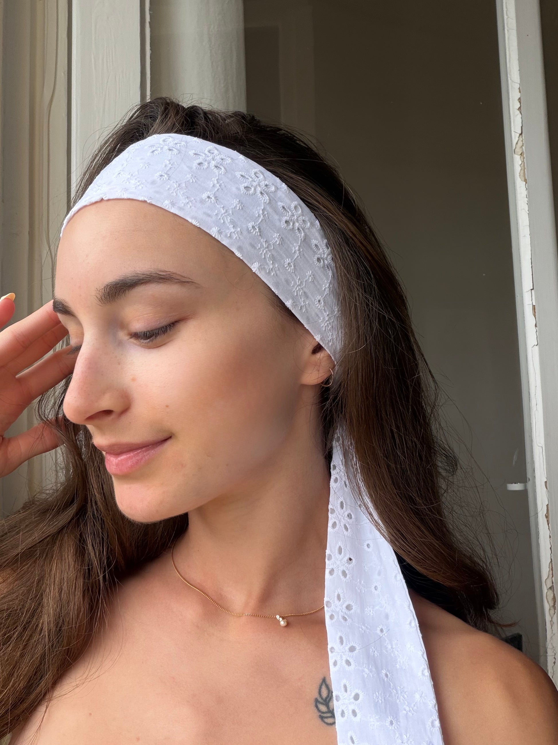 Le Bandeau long blanc brodé