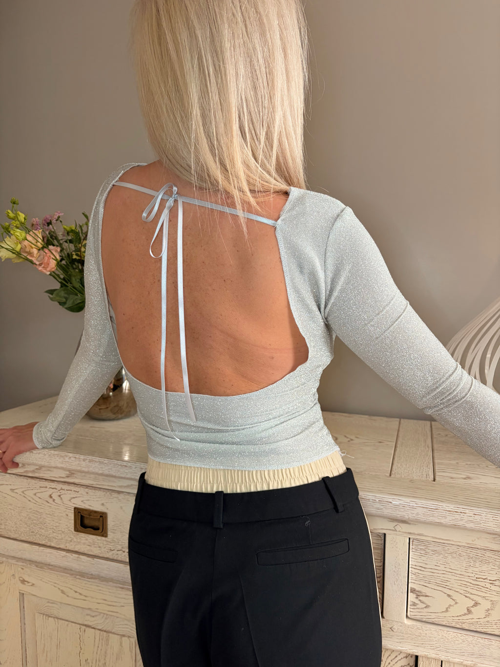 Haut dos nu à paillettes