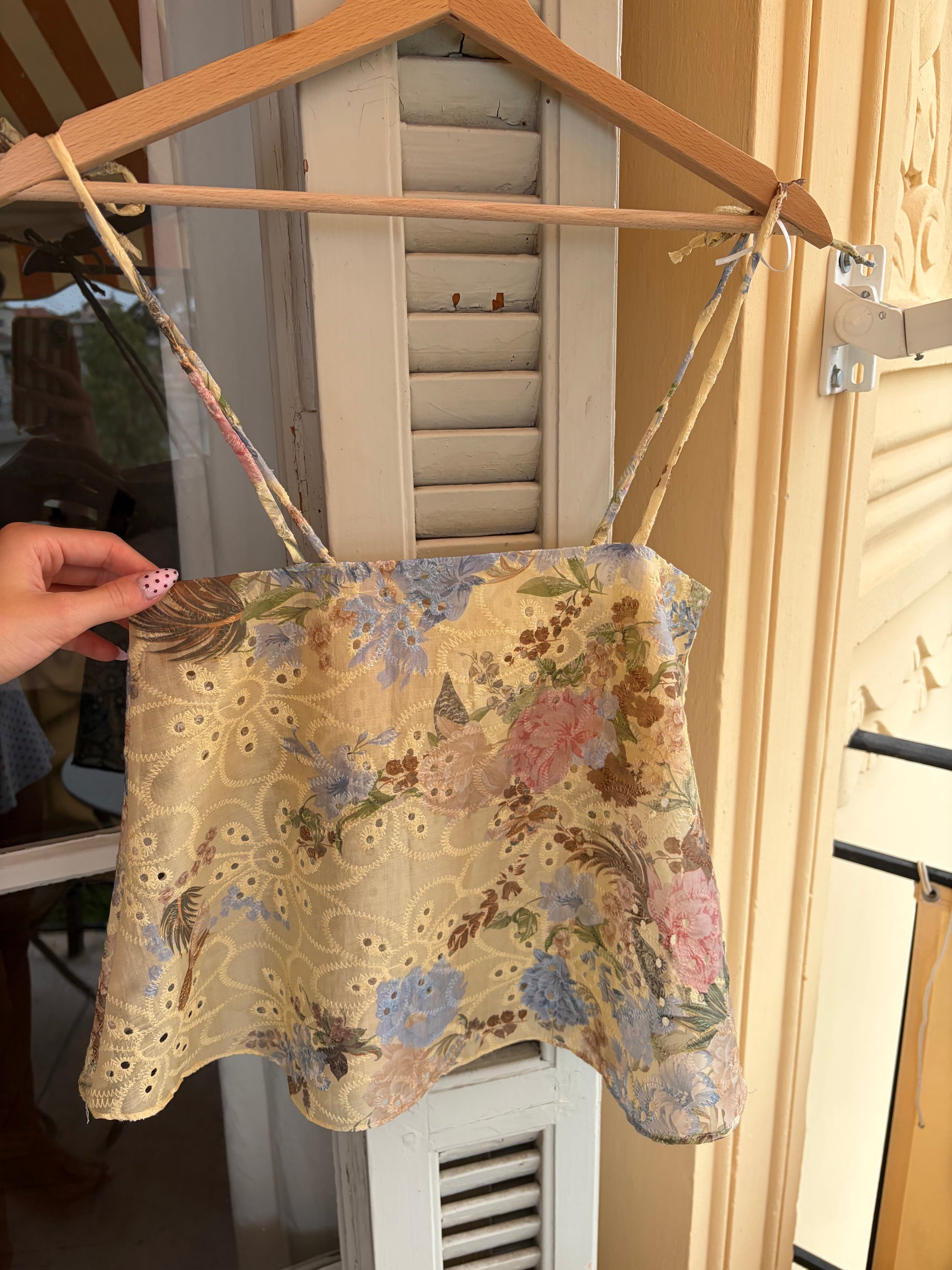 Top à bretelles en broderie